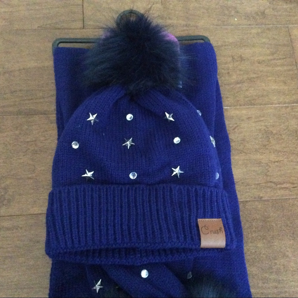 ♨️SOLD♨️Beautiful Faux Fur PomPom Lined HatScarf - Picture 3 of 6